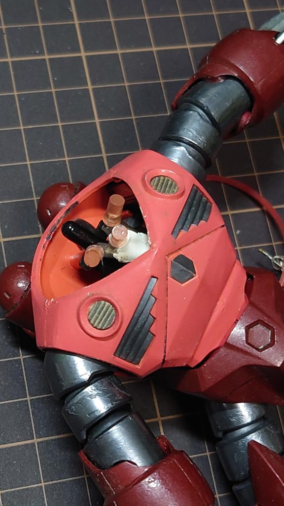 左右と中央にLEDを配置して、点灯することで、ズゴックに表情が出た気がして、ちょっと嬉しい。