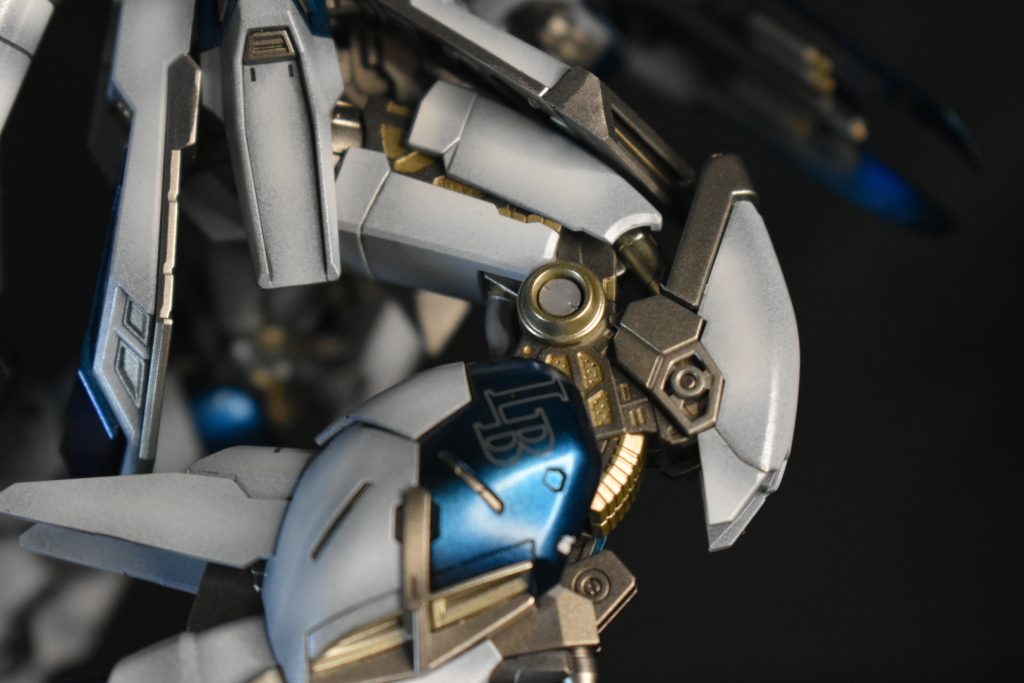 内部フレームはエナメル塗料で色分けしました。メカメカしくて良いです。