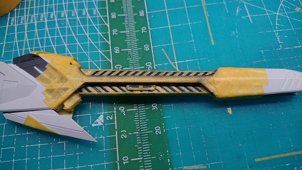 ネットで見た作例を参考にレインボーグラデ表現がしたくて挑戦してみましたがマステ作業が地獄でした。 画像の作業が表裏ともう一本有るので計4面やらないといけなかったので休みながら失敗やり直しをくり返し丸一日かかったような気がします。(gundam-kao10)