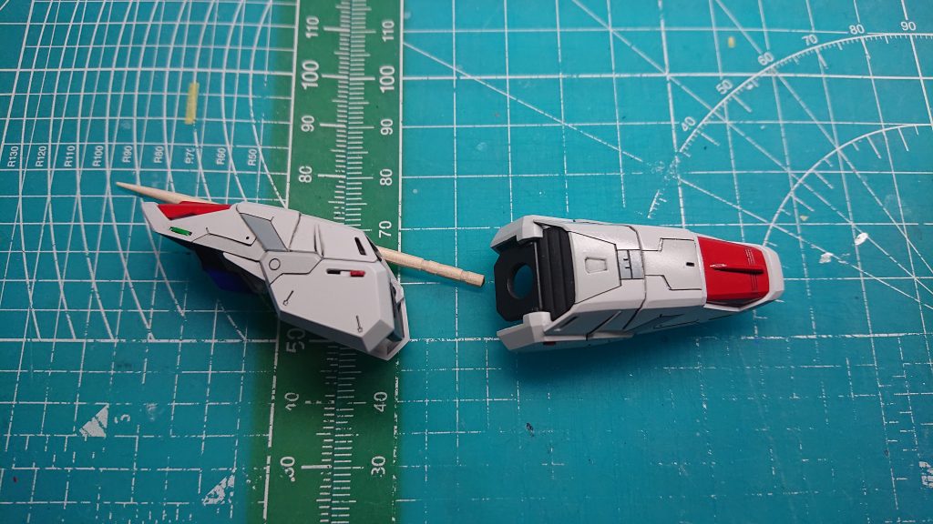 スジ彫り追加するのは良いけど、左右対称に彫るのがかなり難しく大変でした。 ただ同時にすごく良い練習にはなりました