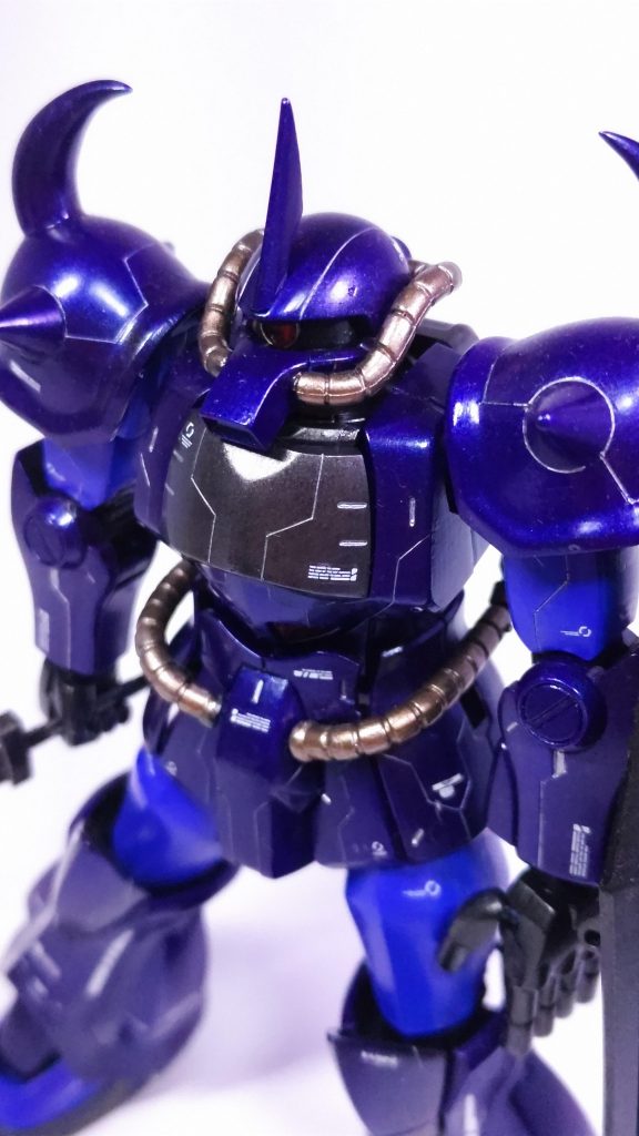 今回はスジ彫りをとにかく頑張りました。始めたら楽しくて楽しくて、ひたすら彫りまくってました。黒で墨入れをしたら全く目立たなくなってしまい、たまたまあったクロームシルバーを薄めて墨入れ。いい感じになりました。