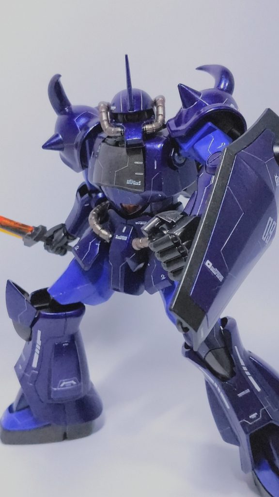 シナンジュに続いて2機目のジオン機体になります。大きな改造は特になく、肩のトゲを尖らせた程度です。あとはモノアイをクリアパーツに変えてみたのですが…なんかくすんでしまいそのままです…写真だと見えなくなってしまいました。 