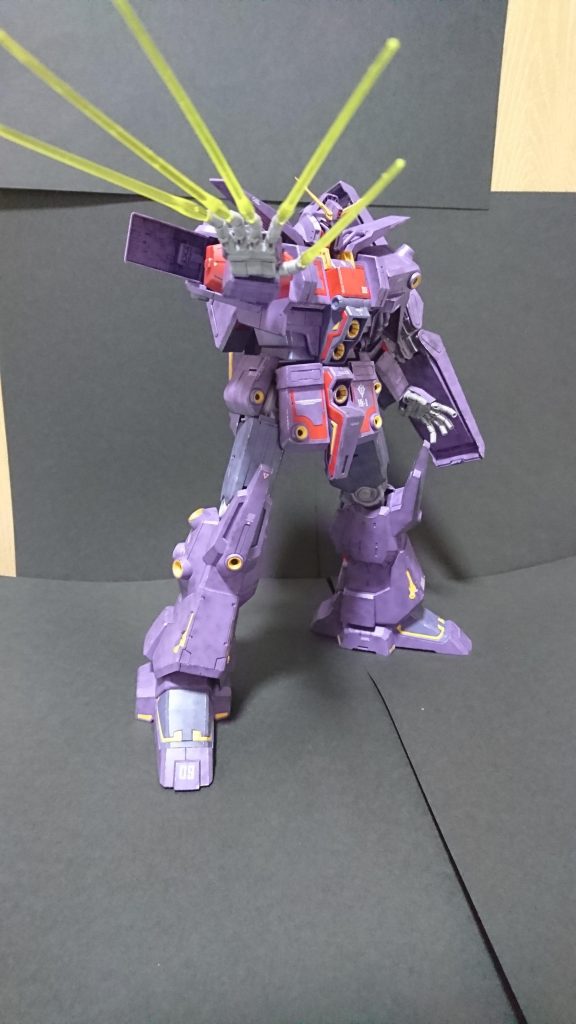 ビームエフェクト付き個人的に両手でやる時シールドと干渉するからやる時はシールド外してやる方が良いですがアクシズ(後のネオ・ジオン)に接収された状態でシールドつけていて水転写デカールもジオン系多めに貼ったので今回は右手のみビームエフェクト付けてます。