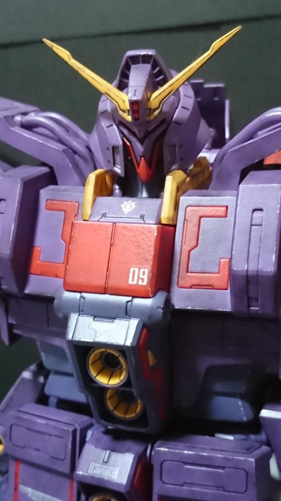 最後に今回のウェザリングはいつも使っているウェザリングカラーは使っていません。サイコガンダムMk-Ⅱはギミック多彩なキットで仮にやってもしあらぬところに流れてパーツが割れるのが恐かったので今回はウェザリングマスターBセットのススを使って付属のスポンジで軽くポンポンっとやっていきあとはいつもの爪楊枝+ゲルボールインクシルバーでウェザリングしました。 次回はジークアクス初キットの軍警ザクを作っていきます。(合間に美少女プラモも作りますが;)