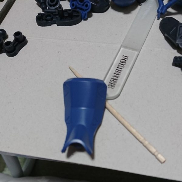製作途中の軍警ザクです。フレーム部分、ハンドパーツ、動力パイプ等サフ完了しました。今回はシールドに貼る警察のシールをシールドに貼らずに両足に貼る白いラインのシールを貼らずに代わりに警察のシールをここに貼りました。右足に警、左足に察という感じで貼りました。（1枚目）