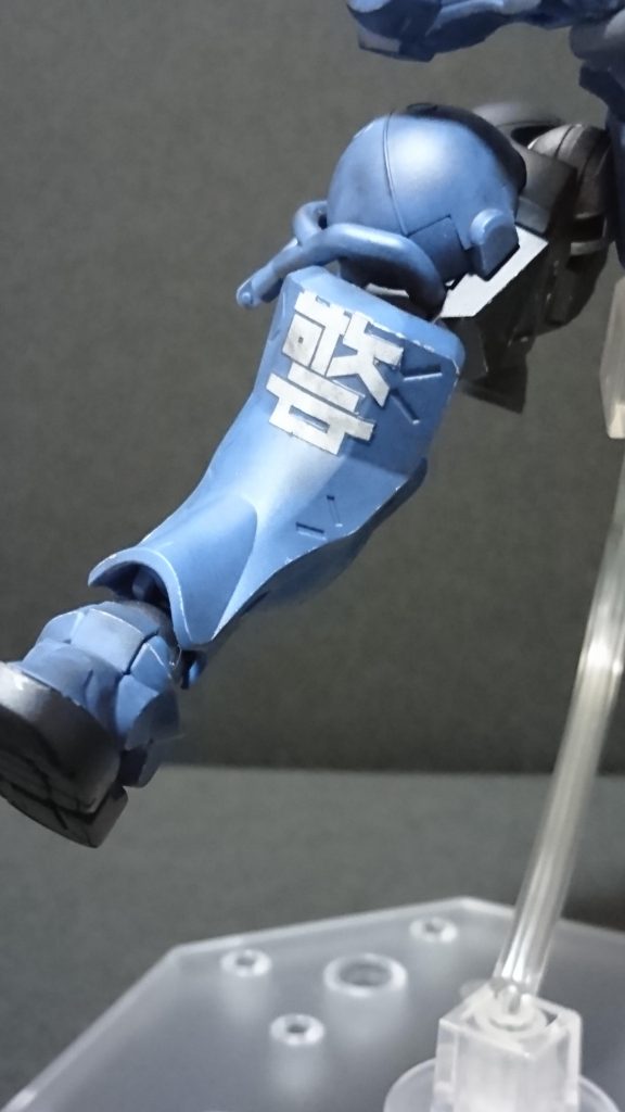 右足本来はシールドに貼る警察のマーキングシールですがここも難易度高かったからシールド以外に貼ってみようと考えた結果が両足になりました。デザインナイフで丁寧に切り取り余白部分を出来るだけ出ない様にカットしました。