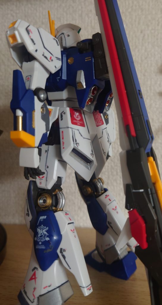 成型色と部分塗装筆塗り頑張ってみました。けっこうな量のデカール貼って雑さを誤魔化してます。