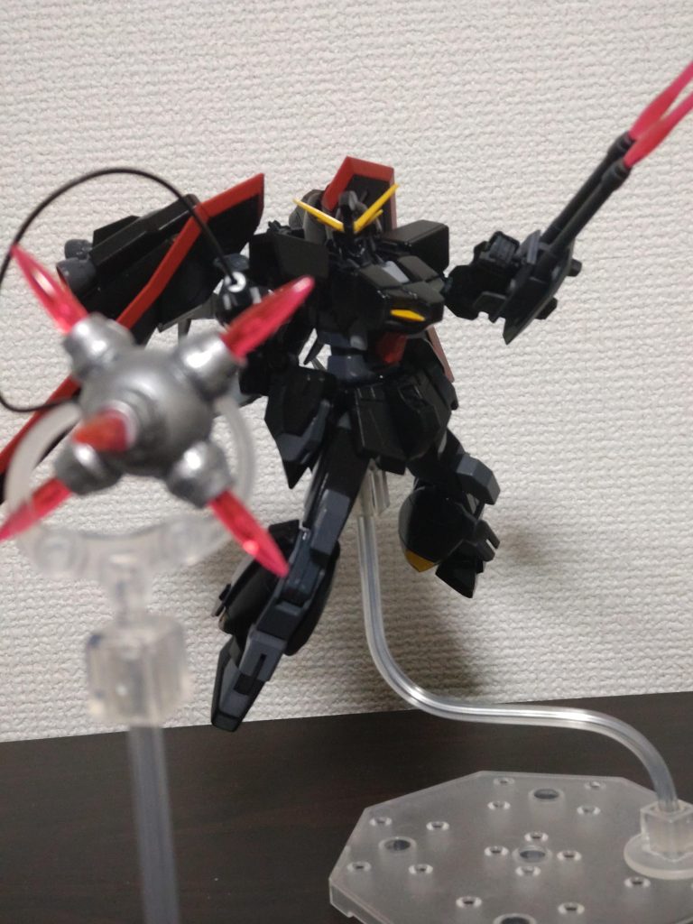 対フェイズシフト戦機体にしたいと思いミョルニルのニードルがランサーダートみたく飛んでった後はビームスパイクとして使えるようにしてあり、52ミリ速防盾砲もビーム兵器になったうえでビームサーベルとしても使えるようにしました。(先端にムラサメのビームサーベルの丸いとこついてます。)