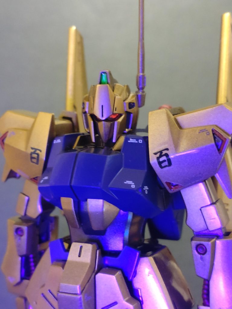 センサー類はホイルシールを蛍光塗料で塗って、ツインアイはクリアパーツの下に貼り付け。メインカメラは貼った上からUVレジンでコート。アンテナはビルダーズパーツを加工して取り付け