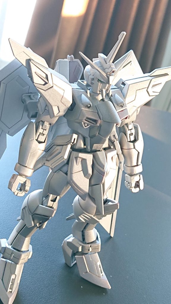 加工しサフを塗ったあと、どのように塗装しようかと調べていたとこ、ジャスティスガンダムのリアルタイプカラーを見て参考にしました。イモータルジャスティスガンダムをリアルタイプカラーで塗装されている方もいて、リアルタイプカラーで塗装しようと決めました。