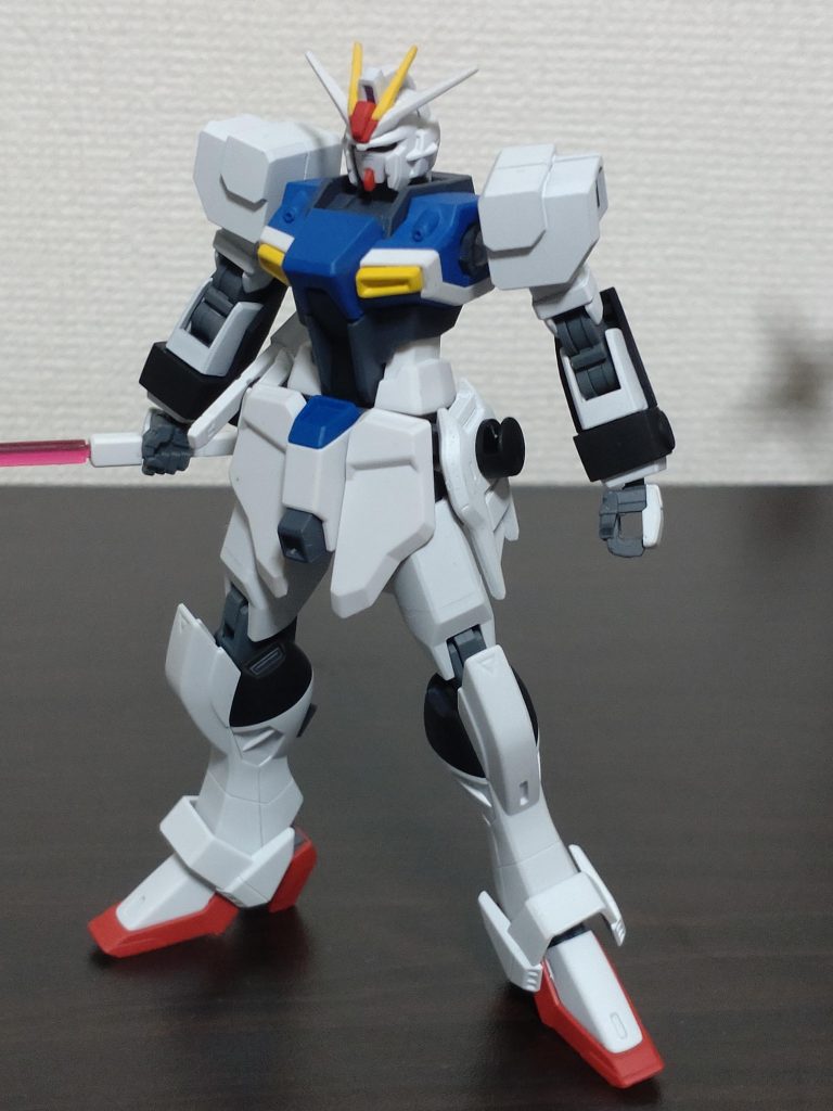 それに触発され昔から構想してたいろんなアーマーや、パックなどを換装したりできる機体を作ろうと思い作っておりました。