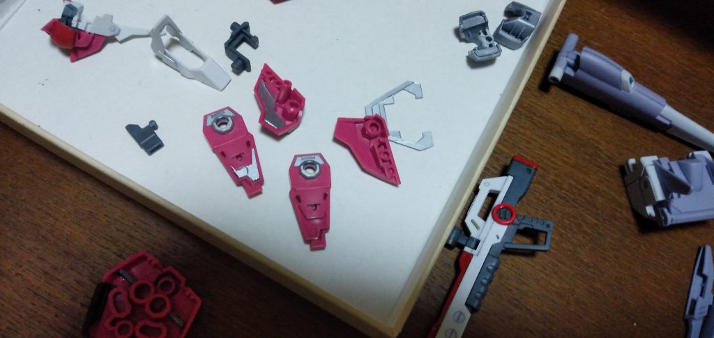 他にも、フロントアーマー、サイドアーマーも同様に裏打ちパーツを作成しました。このような感じです。正面から見えにくいフロントアーマー、サイドアーマーは放置するにしても、リアアーマーだけは手を加えたほうがいい場合が多いかと思います。ちょっとしたことですが、完成度が高まると感じています。