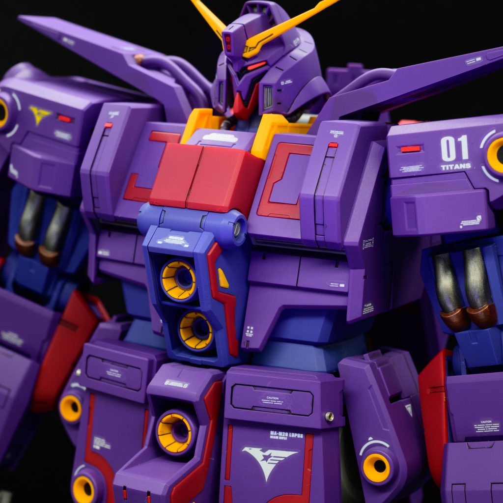 塗装には一工夫しました。外装のパープルは蛍光ピンクを混ぜて発色を良くしています。各所にレッドチップやメタルパーツを配置しました。