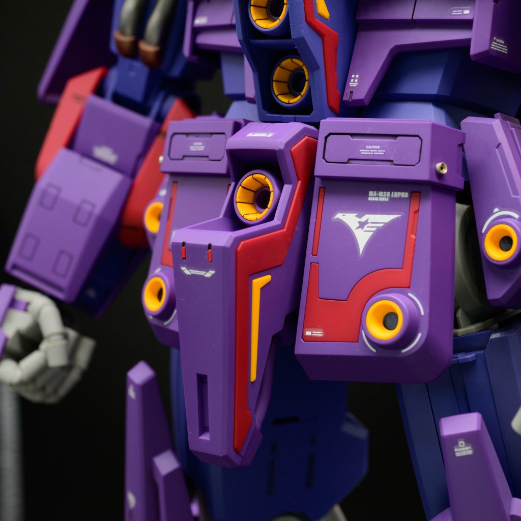 赤いパーツはすべて色分けされててバンダイの技術力は化け物ですね。