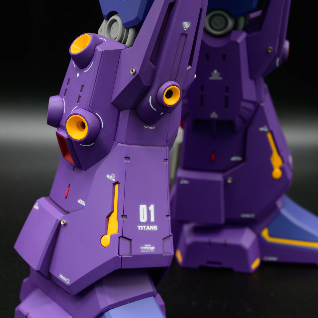 ヨドバシで丸基調のマーキングデカールが売っていたので買ってみました。各所のメガ粒子砲の周りに貼っています。