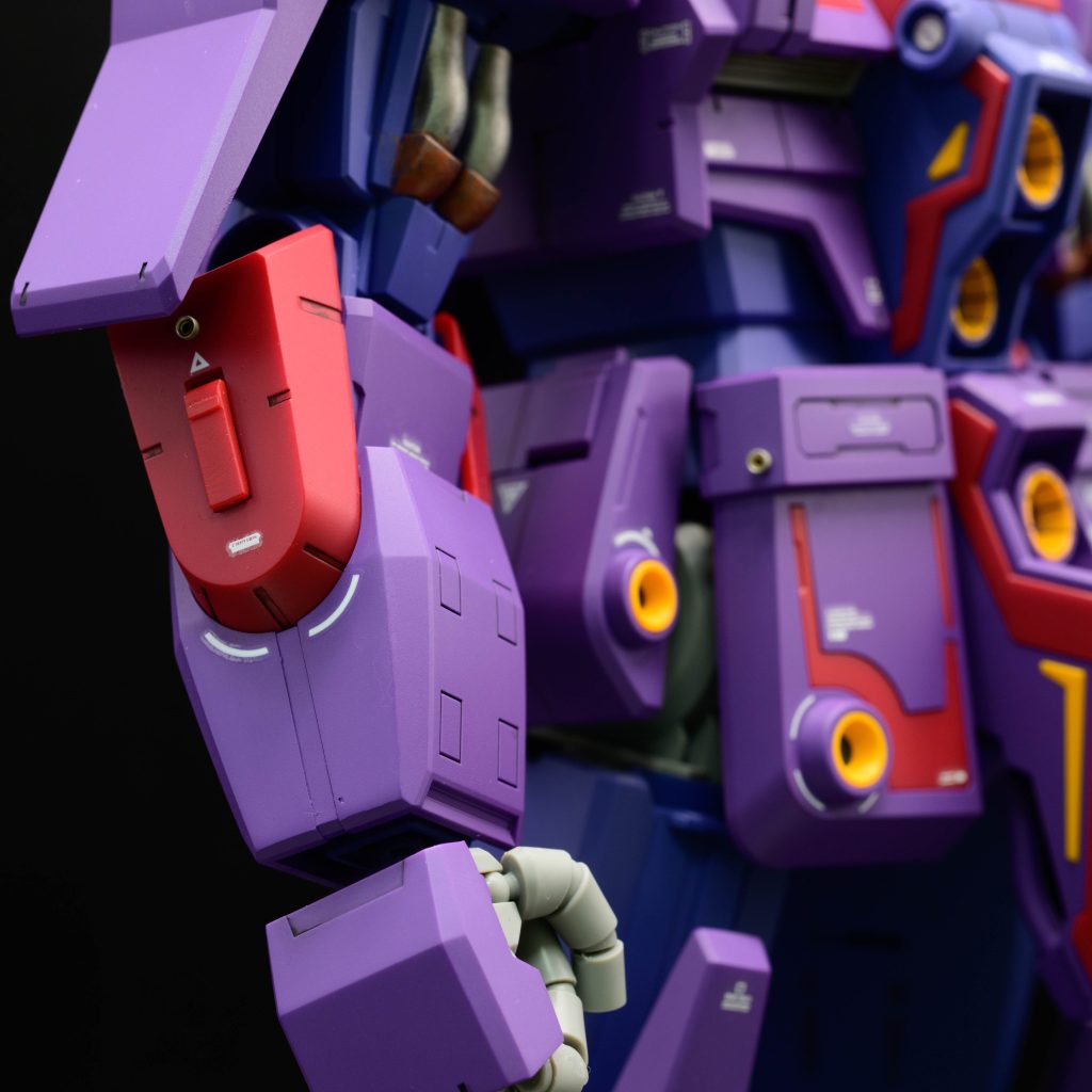 設定色とは違いますが二の腕のパイプのようなディテールは塗り分けました。