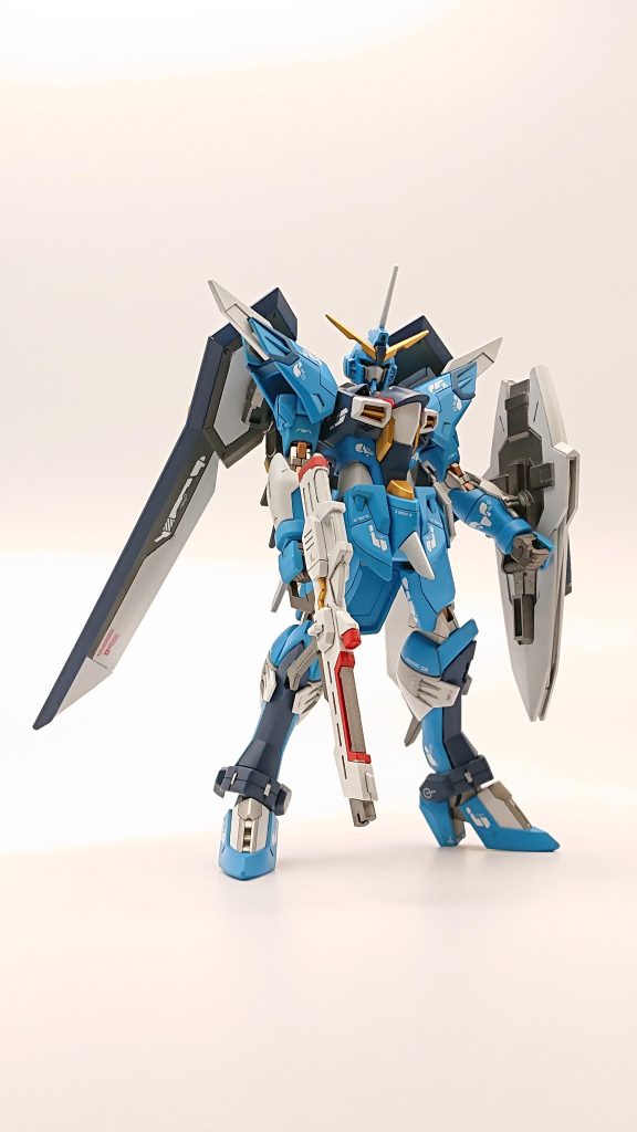 白背景で全身を撮影。イモータルジャスティスガンダムはスタイルがとても良いですね。前回旧キットドムを投稿したのですが2つを並べるとイモータルジャスティスのスタイルの良さが際立ちました。