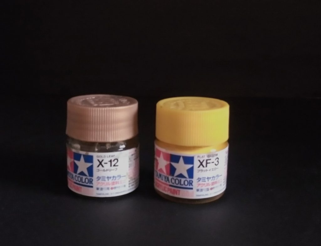 カラーはタミヤアクリルのゴールドリーフとフラットイエローで調色しました。