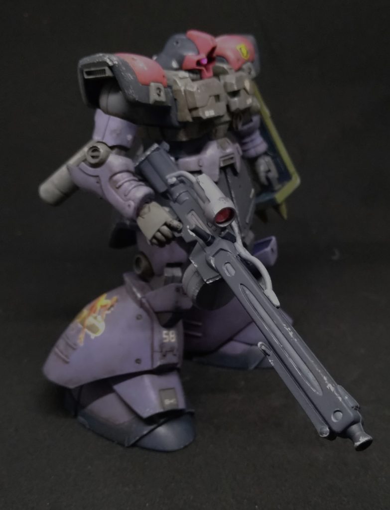 武装はジャンク品のシーマ専用ゲルググMからビームマシンガンを拝借しました。サイトパーツにはメッキシルバーを塗装後、市販のレンズパーツを貼付けました。