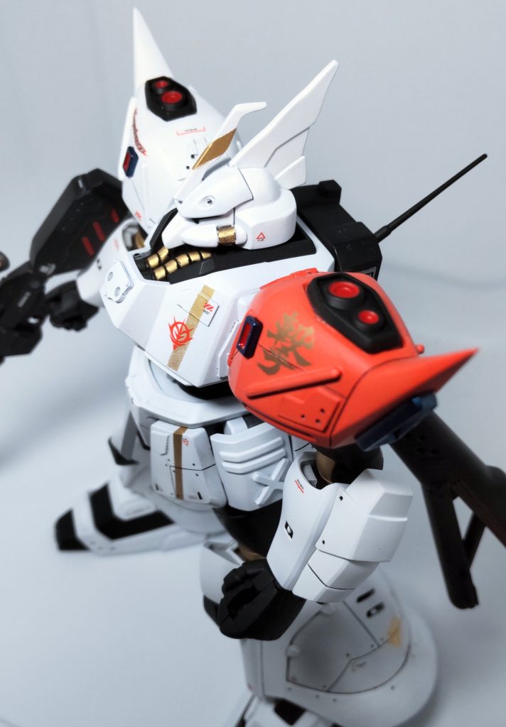 本来腰アーマーに付くバーニアは肩に移植しています。腰の取り付け穴は少し加工して放熱スリット風にしています。
