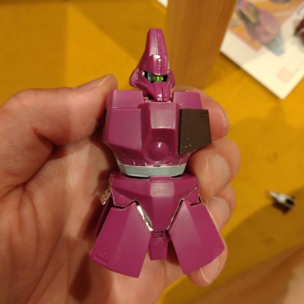 各アーマーを切り離し→極小の蝶番で可動化してみました。キットのポリキャップをWAVEのPC-03に置き換え&間接の自作もしてみました。旧キットの制作経験に乏しいので精度は微妙ですが、少しは動くようになりそうです☺️旧キットの中では傑作と言われるガルバルディβ…小改造で格好良くなるキットで練習して、ゆくゆくはMSVシリーズなんかもバチッと作れるようになりたいです🤔（1枚目）