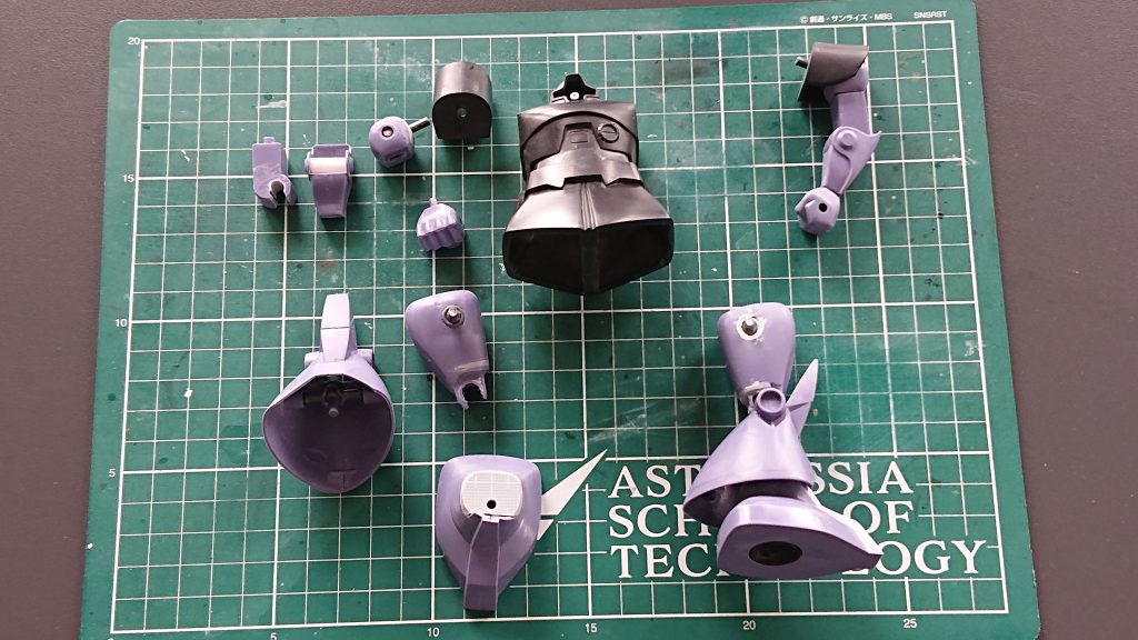 関節+モノアイ稼働するように加工。その後モノアイ支柱が折れ、接着したので稼働はできなくなりました。。。