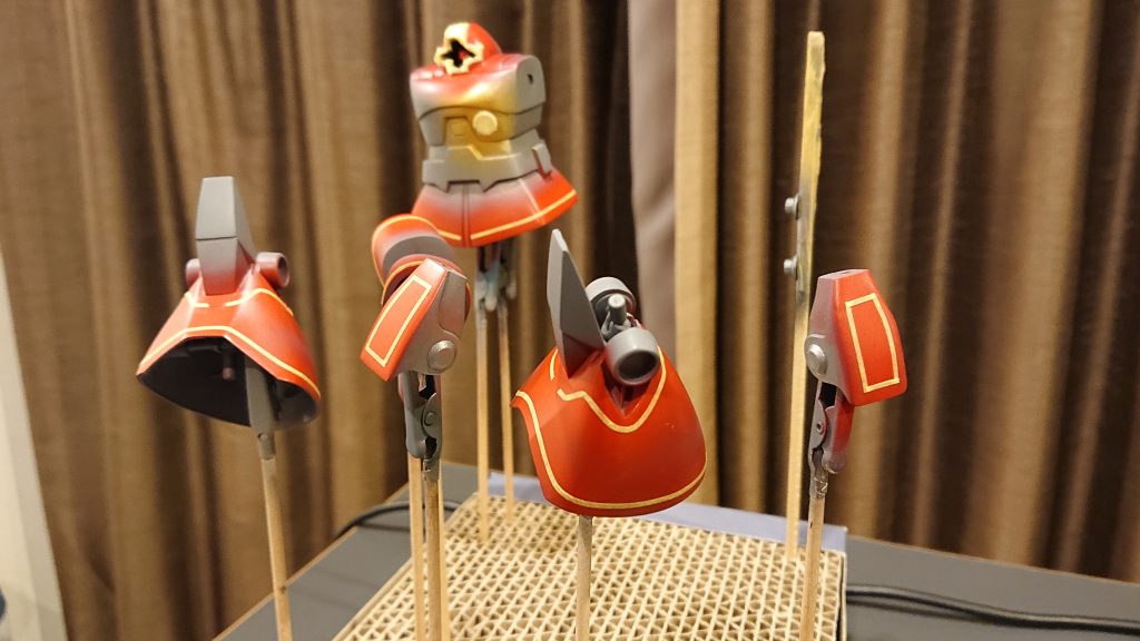 リアルタイプカラーのラインを入れたく、赤を塗装しマスキングです。