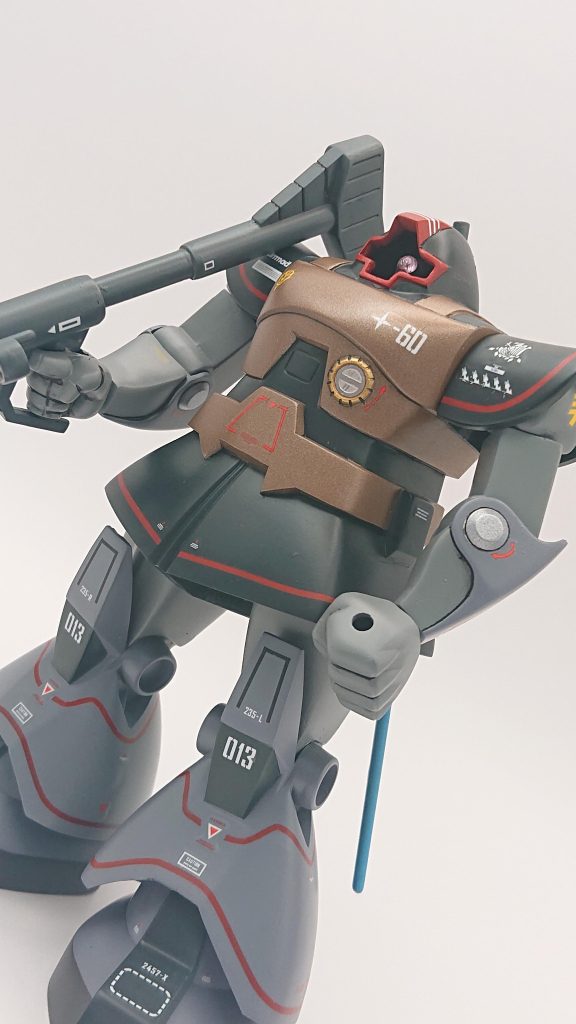 バズーカが短いのでプラ棒で延長し肩に担げるように加工しました。