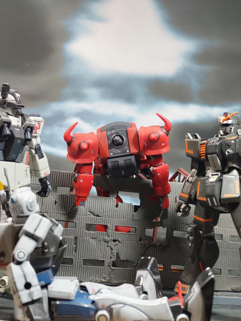 「敵機の停止を確認。任務完了です、お疲れさま」モーリンからの通信が入り、アルフも状況を聞いてきた。「…で、どうだその機体は❓️」「ダメだな。こいつでEXAMと渡り合うのは厳しいだろうな」「やはりか……。しょうがねぇ、虎の子を出すしかないようだな」「オイオイ…良いもんがあるなら、さっさと出して頂戴よ」「文字通りの最後の一機なんだよ❗️出来れば取っておきたかったんだが、そうも言ってられんか…」「それで、このナイトシーカーは使わせて貰えるのかい❓️」「さっき話した虎の子との交換だな」「か〜っ❗️やっぱり景気の悪い話じゃねえか、まったく」「今度一杯奢るからよ、それで勘弁してくれ」そんな話を聞きながら、俺は空を見上げてた…。「どうしました、ユウ中尉❓️」「俺の故郷では、月を肴に酒を飲む風習があるんだが…」生憎、月は雲に隠れて見えなかった。「今頃、お月さんも亡霊の送迎で忙しいのさ」フィリップの戯けた台詞に、どこか風流を感じた。「………そうだな、そうに違いない」「…では、月の無い夜空に乾杯❗️」空の杯を手向けられた夜空は静かに明けていくのだった……。 ブルーディスティニー SS「月は亡霊を誘う」Fin