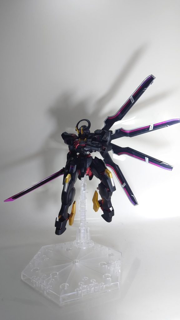 背面ウイングにして細身の刀を出したポーズこの姿が一番好きですウイングは一部シルバーを追加したから見た目も綺麗に！