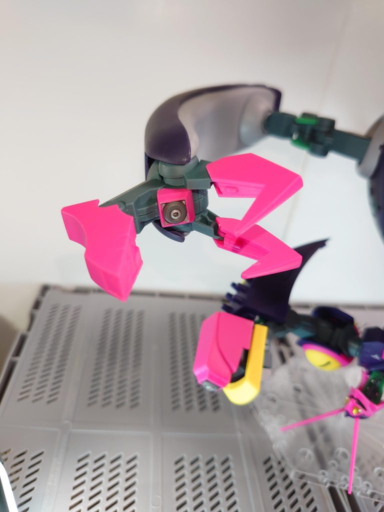 サイドの大型サブアームはキットの脚部にプラ板とエポパテ作成。アームの中央にはメガ粒子砲を、バーニアパーツなどで追加。