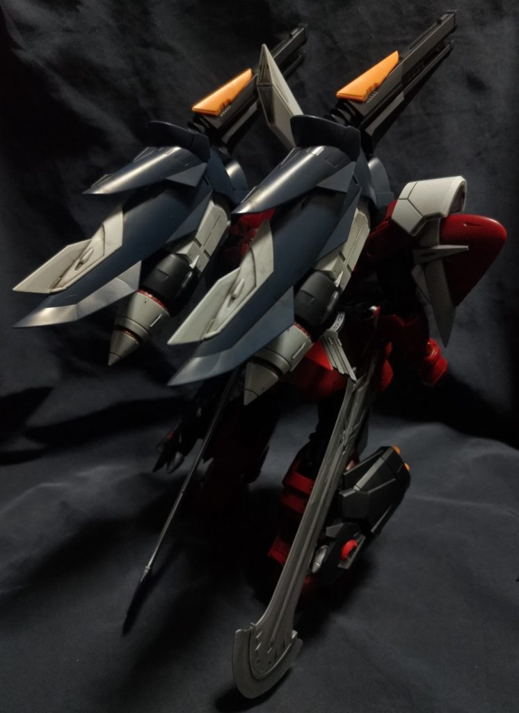 斜め後ろから。バックパックのボリュームが凄いですね。