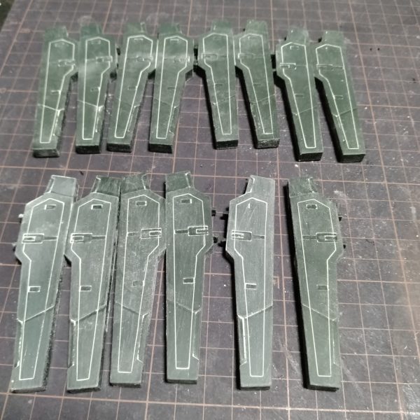 サバーニャのスジ彫りやり始めましたが！手始めにやりだしたビット？シールド？か、わからないけど同じ物のスジ彫りを永遠に裏表やってたら！まるで修行です😅もうちょいディテール入れようと思ってますが！ちょい休憩です😄同じ物を個数やる時って1つでも失敗すると、凄く目立つので結構疲れます！😀なんとか本日中にスジ彫り終わらせたいです！ （1枚目）