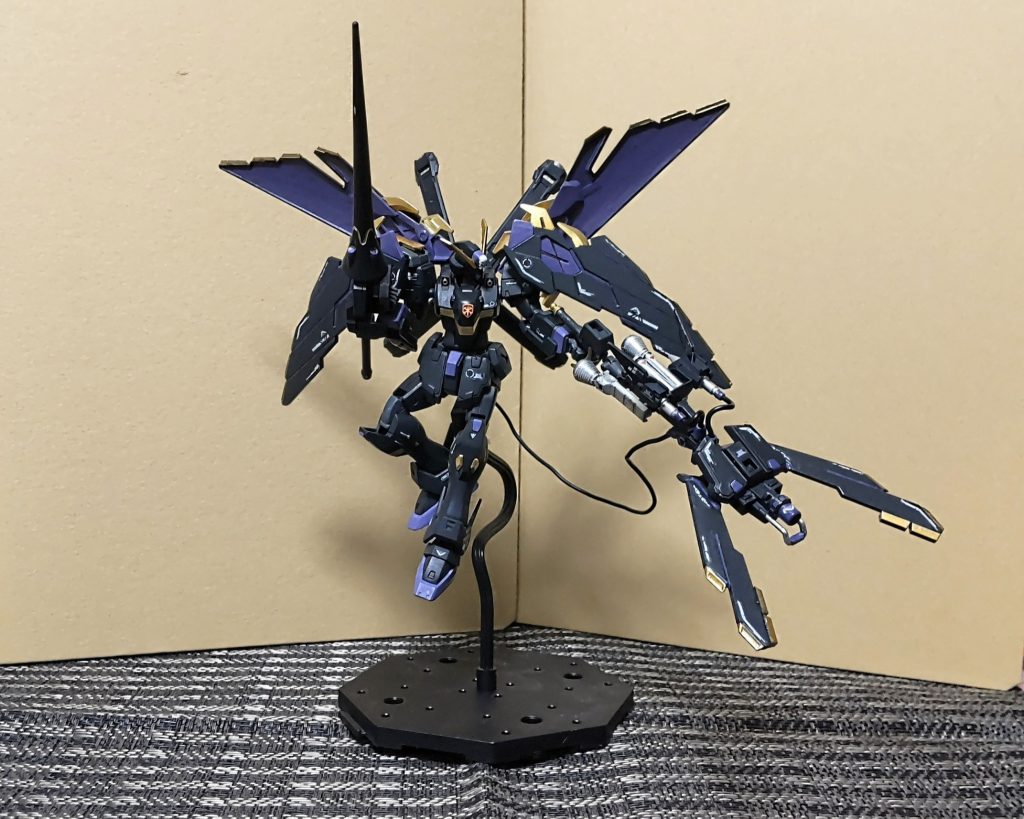 各所にセリアのコーションシールを貼り付け、全体のディティールをUP  