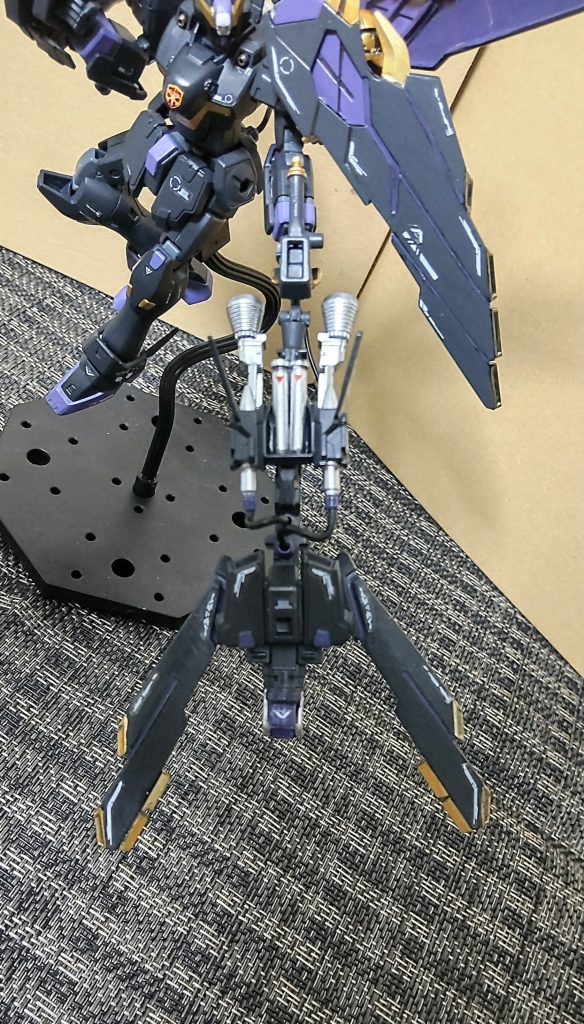 HGのX2にはバスターランチャーが付属しないため、フルクロスのピーコックスマッシャーを改造しました 普段は自立飛行型支援ユニット：クロウとして運用しつつ戦闘時はビームザンバーと接続して高出力ビームも発射できるイメージです 前面のウイングは多少可動して閉じたりもできます内側のダクトにムラマサブラスターのビームエフェクトを付ければ相手を捉えるハサミとしても使えます