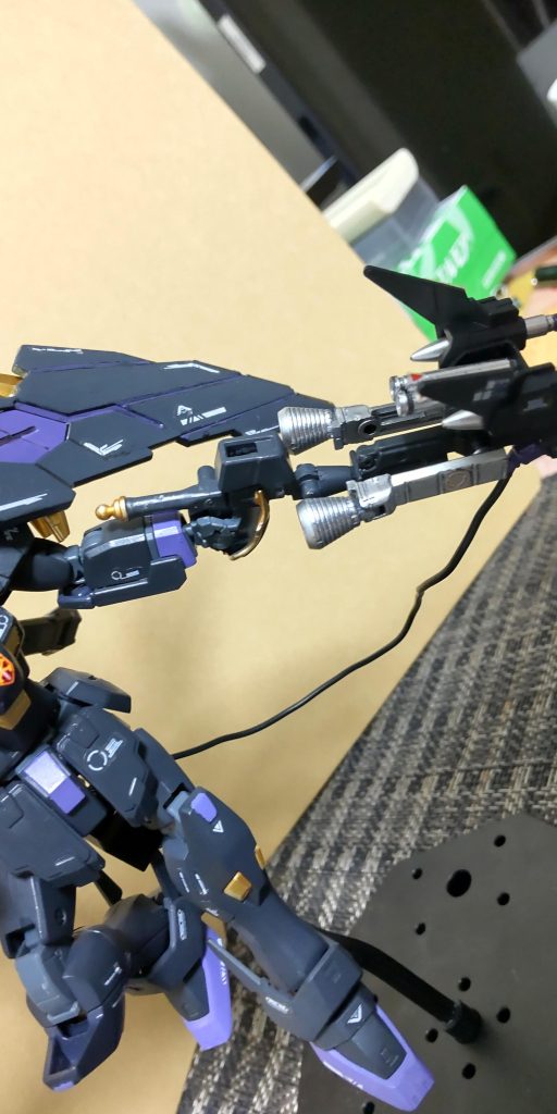 クロウとの接続部は接着剤等で固めておらず分離できますビームエフェクトを差し込めば普段通りのビームザンバーとしてポージングも可能です