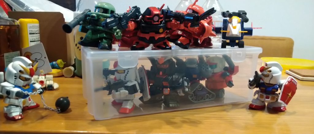 作品名：お箸（ガンプラ）収納ケース　１００膳収納できます👍<p>ダイソーが全国展開した頃からあった 便利な品です（ 確か） 最近手に入りづらく(この箱の便利な事に気付いたのか!?) 見つけ次第買ってます😅 何せ飾れて重ねられますからね 😳😳😳</p>