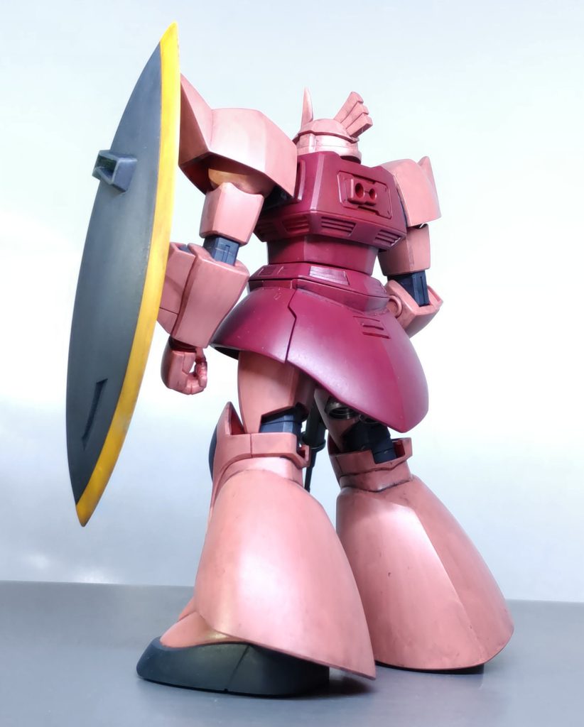 ゲルググの後ろ姿。下半身のボリュームに対して、上半身はバックパックがないから、少し寂しいですね😅上半身は、このキットのなかで平面と直線部分が多いパーツだったので面やエッジとかには注意して作ってみました。シールドは、色違いのパーツが2枚重ねてあるので、重なり合う部分の段差がなくなるように処理。グレーと黄色の部分でフラット感が出せたかなと思います。