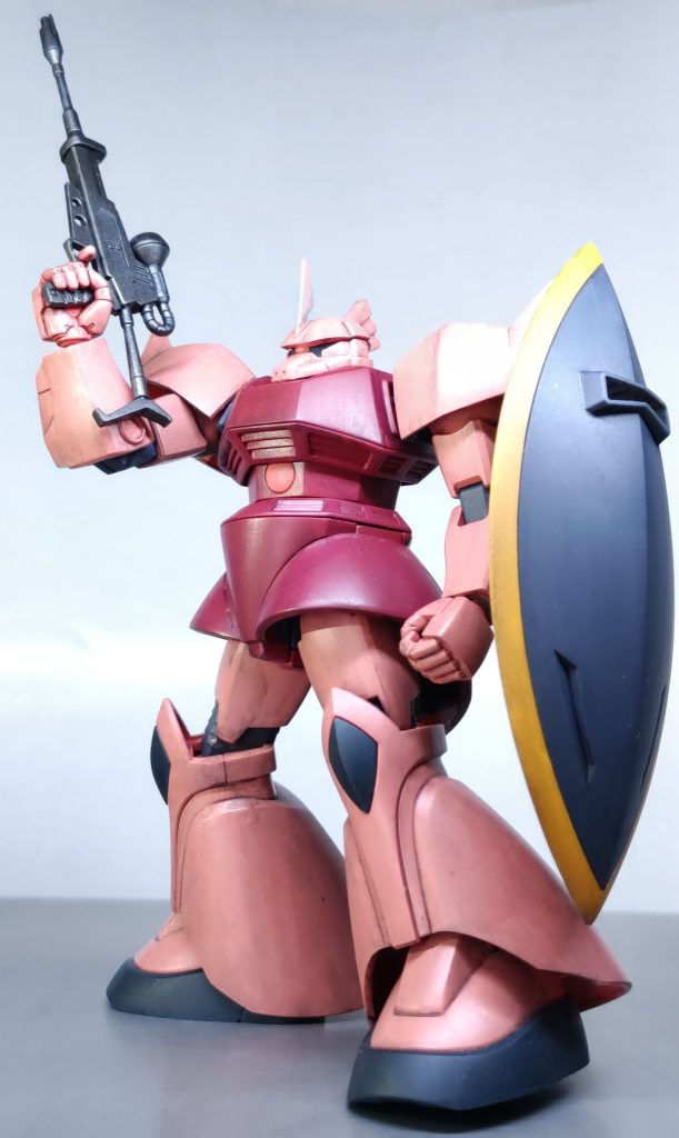 モノアイも、いともどおりにエッチアイズのクリアパーツとシルバーのホイルシールで。シールドや膝、ふくらはぎなど、曲面の中にあるエッジをピシっとできるように意識して処理してみました。また膝は2色のパーツを重ねている部分でもあるので、シールドと同様にパーツどおしが、なるべく平らに見えるように面の処理をしました。