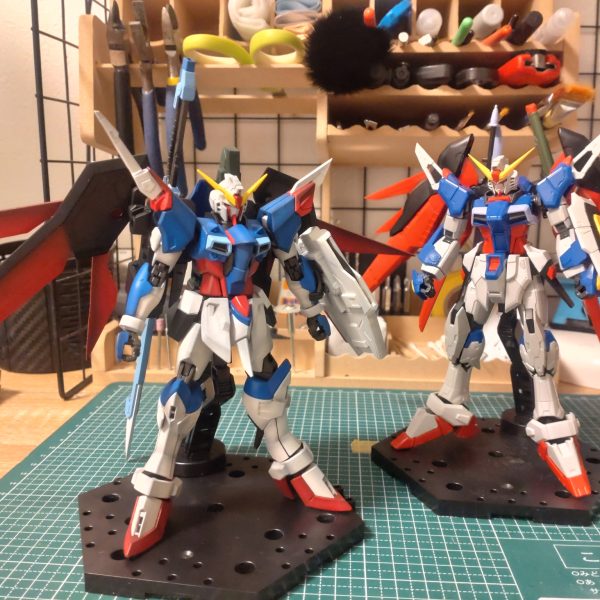今製作中のイモータルジャスティスが一応の組み上がり記念に投稿！記念というより、組んでみて予想以上に思った通りにデスティニーになってて嬉しくてあげました^^;製作中の写真などもあげておきます。残りの作業はデカール、スミ入れ、ソードなどのクリアパーツ塗装など。全て終わったら完成品としてあげ直す予定です。（6枚目）