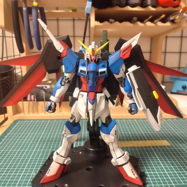 今製作中のイモータルジャスティスが一応の組み上がり記念に投稿！記念というより、組んでみて予想以上に思った通りにデスティニーになってて嬉しくてあげました^^;製作中の写真などもあげておきます。残りの作業はデカール、スミ入れ、ソードなどのクリアパーツ塗装など。全て終わったら完成品としてあげ直す予定です。（7枚目）