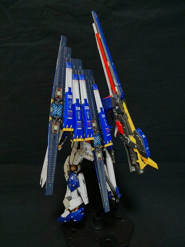 背面めんどくさかったフィン・ファンネルの塗り分け、珍しくマスキングしてのスプレー塗装。