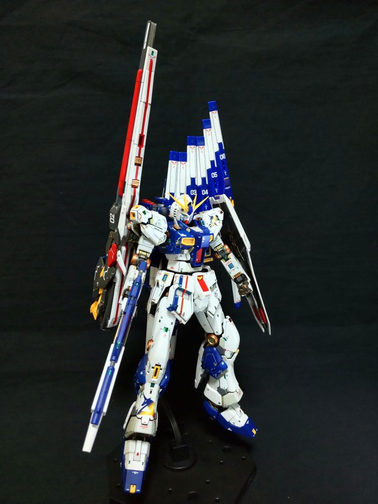 定番のロングレンジ・フィン・ファンネルとフィン・ファンネルのダブル装備。この仕様は皆さん良くされてますよね。うん、カッコ良い😆。こうして見るとロングレンジの赤のパーツもブルーにした方が統一感が出そう🤔、しませんが😆。