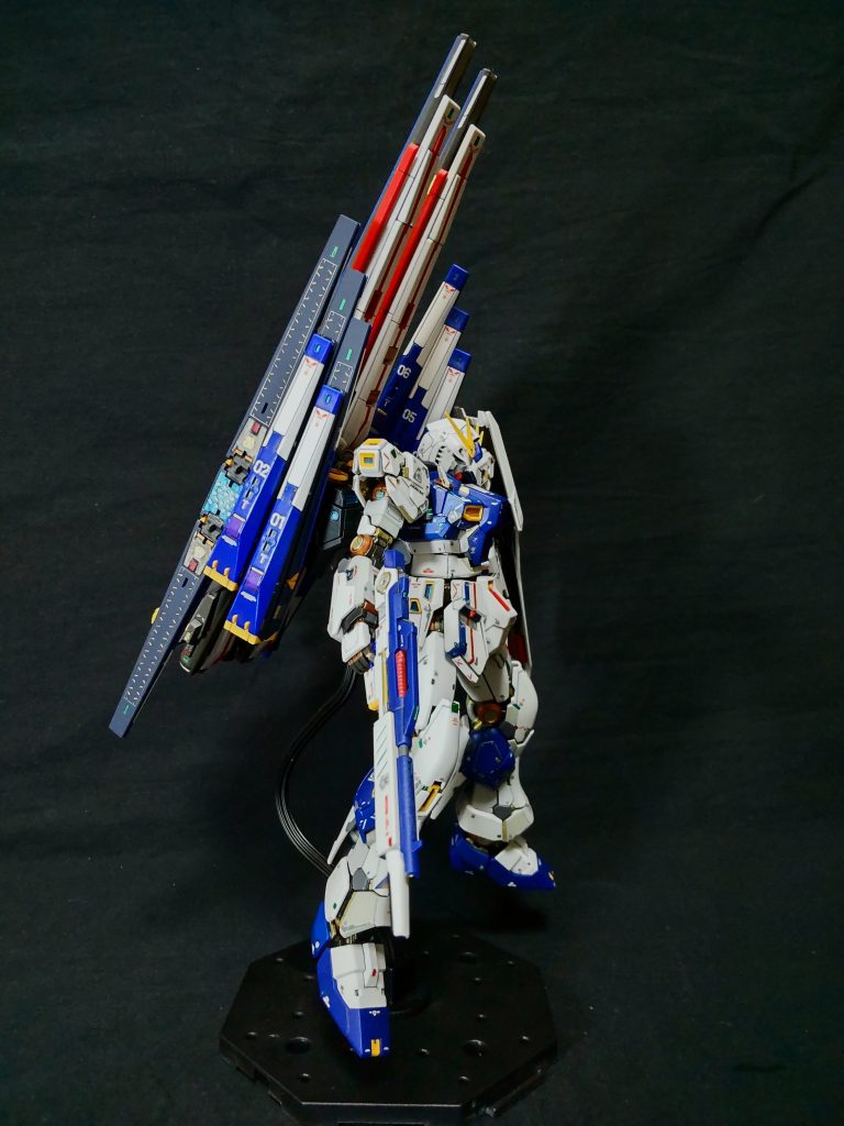 サイドから撮影、どうしても写真が縦長になります。最後尾のフィン・ファンネルだけなんとなく伸ばしてます。