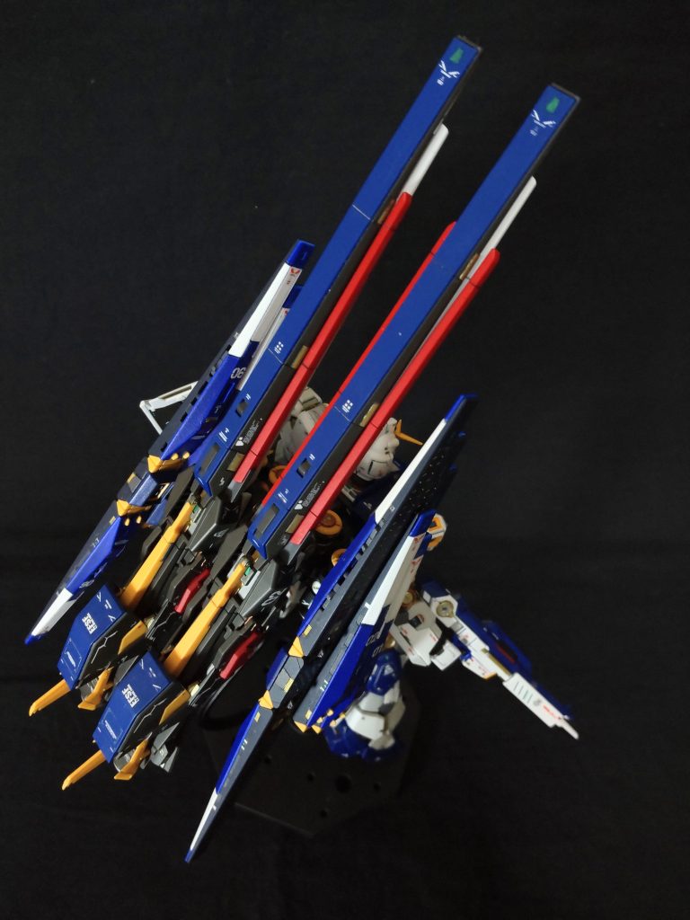 背面上から、迫力あります、実際に重いです😓。メイン武装のダブル・ロングレンジ・フィン・ファンネル、メガ粒子砲が遠隔で操作出来るって反則ですね😃。