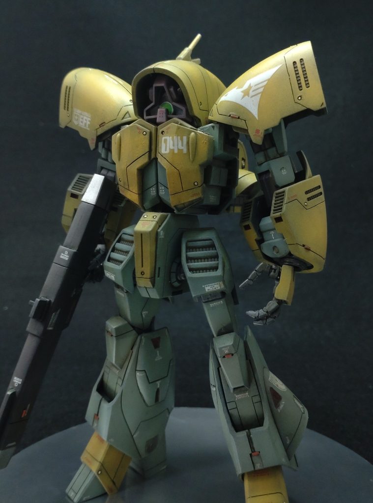 全体的に控えめにスジ彫り。黄色部分の装甲に1.0mmメタルボール埋め込み。手はホビーベースイエローサブマリンの極め手角Mに交換しました。