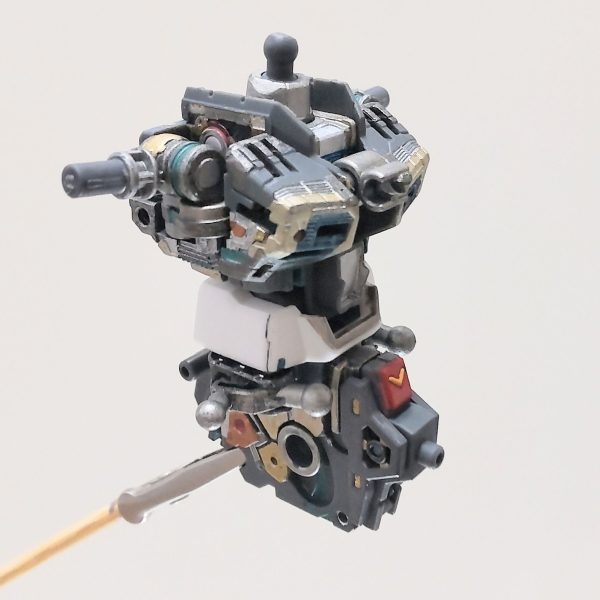 デジャブ⁉️RG νガンダムおかわり始めました。手抜きと良いながら塗り始めるとなんとなく塗っちゃいますね😃。可動軸の色分けを変えて作成していこうかと思います。前回は、カッパーとチタンゴールドでした。（1枚目）