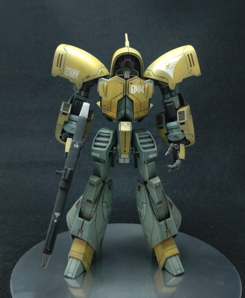 その後に、ガイアのセミグロスクリアープレミアムを砂吹してからタミヤエナメルの黒で墨入れし市販のデカール貼り。さらにセミグロスクリアープレミアムを砂吹してから、Mr.ウェザリングカラーのシェイドブラウンでウォッシング、さらにセミグロスクリアー砂吹して終わりです。