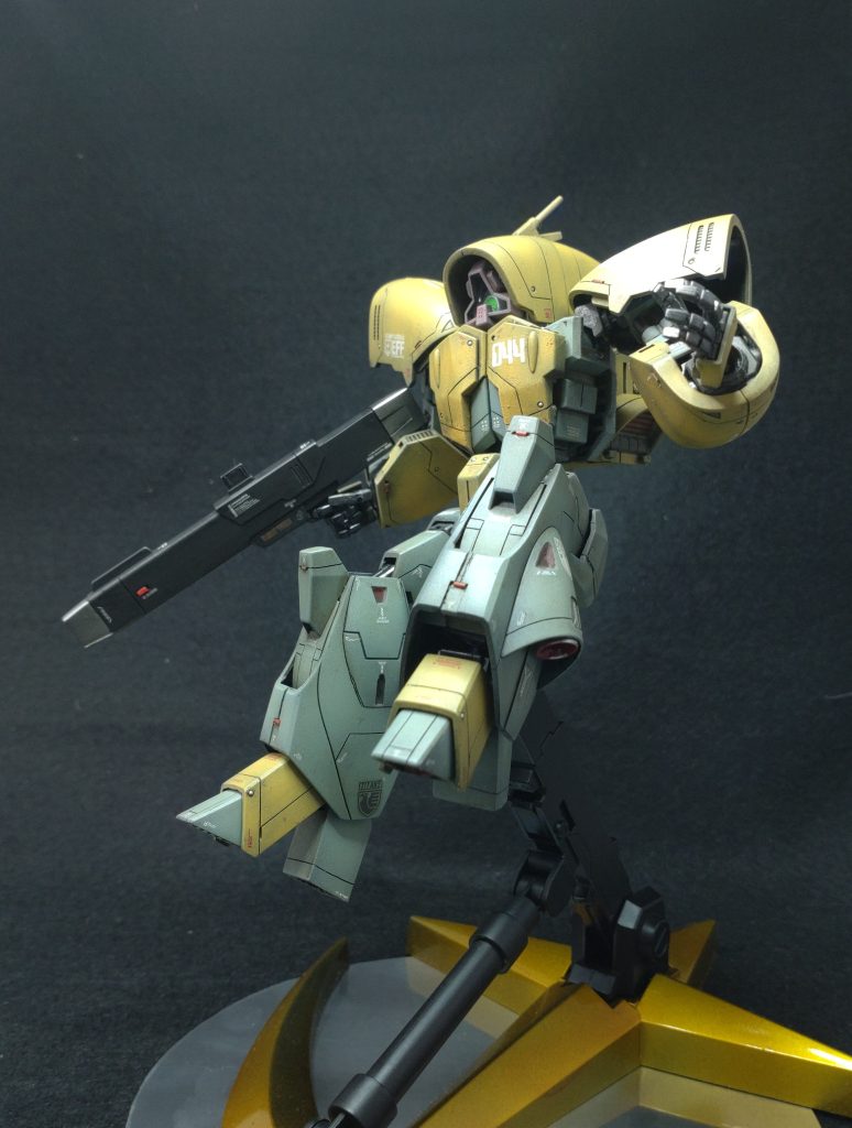 色は、クレオス黒サフ下地。メカ部分はガイアのスターブライトアイアン、黄色は水性セイラマスオカラーのプロトタイプオレンジ、緑は同じくモスグリーン、赤は同じくピンクレッド、ライフルはMr.メタリックカラーのダークアイアンとガイアのスターブライトシルバーです。