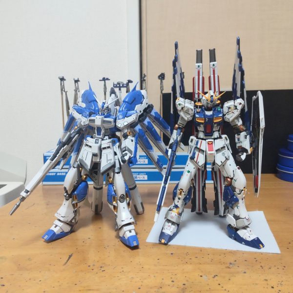 νを作っているとどうしても気になるHi-ν、ミキシング用で何パーツか手に入れてましたが、結局まるごと買っちゃた😅。ジャンクとの事でしたが、状態は良いです、現時点では当たりかと。並べると全然違いますね😁、レビュー記事では分かりませんでした。コイツで色々と考えてみたいと思いますが、最高傑作と言われるRG Hi-ν、めちゃめちゃカッコ良いですね😃。（2枚目）